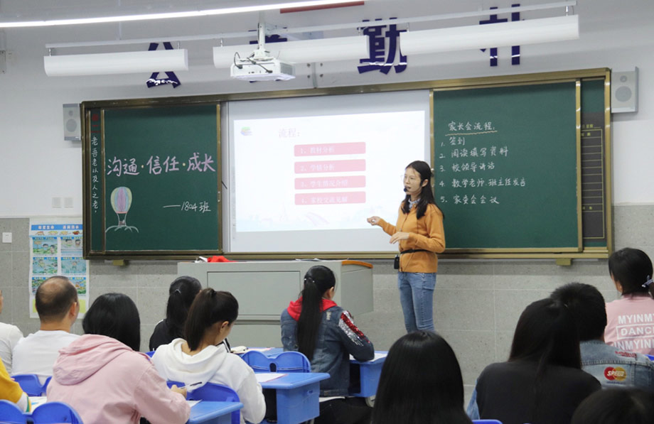 两只ONITER木质音箱挂在黑板旁边.jpg