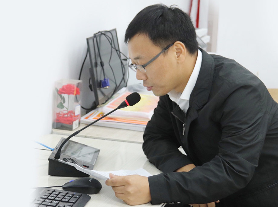 副校长使用网络话筒讲话.jpg
