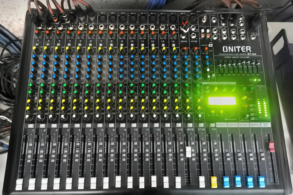 ONITER调音台.jpg ONITER调音台.jpg